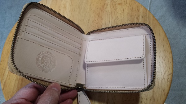 栃木レザーの二つ折り財布の中の画像